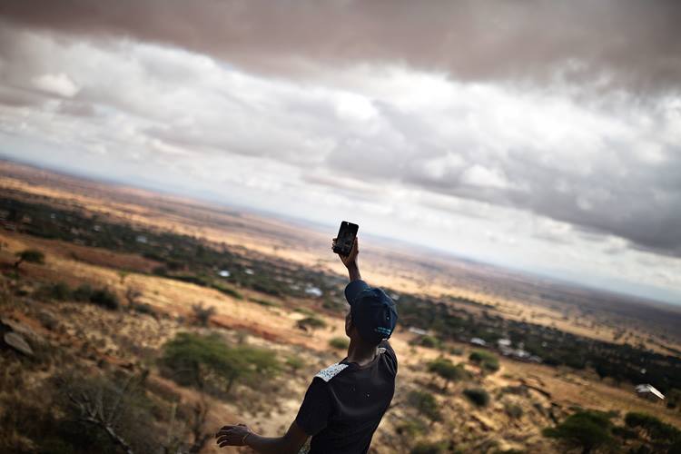 Afrikansk mænd rækker ud efter mobilnetværk
